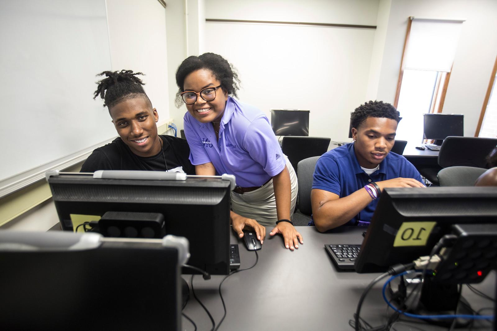 Students at the University of North Alabama getting help with registration.